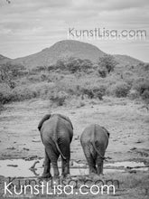 Lade das Bild in den Galerie-Viewer, schwarz-weiß-Aufnahme-Ansicht-von-Hinten-Zwei-Elefanten-am-Wasserloch-in-freier-Wildbahn-Berge-im-Hintergrund-in-Südafrika
