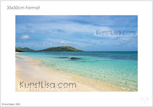 Lade das Bild in den Galerie-Viewer, Ausblick-auf-türkises-Wasser-Meer-heller-Sandstrand-Grüne-Berge-Blauer-Himmel-Landschaft-auf-einer-Fiji-Insel-Format-35x50cm
