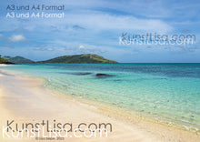 Lade das Bild in den Galerie-Viewer, Ausblick-auf-türkises-Wasser-Meer-heller-Sandstrand-Grüne-Berge-Blauer-Himmel-Landschaft-auf-einer-Fiji-Insel-Format-A3-und-A4
