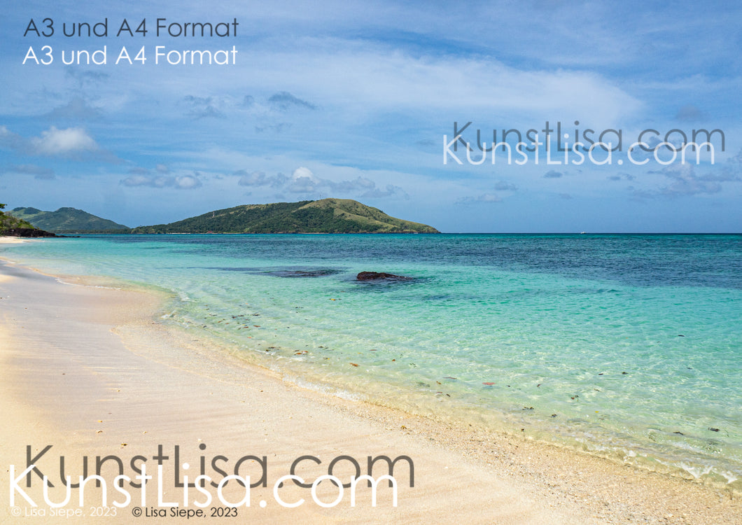 Ausblick-auf-türkises-Wasser-Meer-heller-Sandstrand-Grüne-Berge-Blauer-Himmel-Landschaft-auf-einer-Fiji-Insel-Format-A3-und-A4