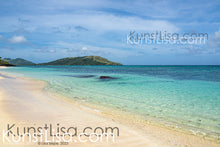 Lade das Bild in den Galerie-Viewer, Ausblick-auf-türkises-Wasser-Meer-heller-Sandstrand-Grüne-Berge-Blauer-Himmel-Landschaft-auf-einer-Fiji-Insel
