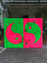 Lade das Bild in den Galerie-Viewer, Abstrakte Malerei auf Leinwand &quot;Yin und Yang in Neon-Farben&quot; - je 115x75x1,5cm
